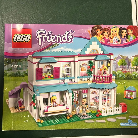 LEGO Friends Stephanie’s House - Picture 1 of 3